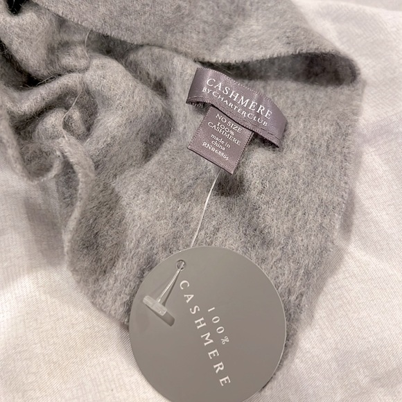 Ruffled gray cashmere scarf - Picture 4 of 5